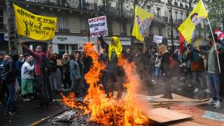 Proteste violente în Franţa: cel puţin 540 de persoane, arestate. Jandarmul lovit cu un cocktail Molotov este în spital