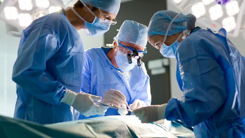 Cât câştigă un chirurg care lucrează la stat în timpul unei operaţii desfăşurate în gardă. Venituri de 10 ori mai mari pentru o consultaţie la privat