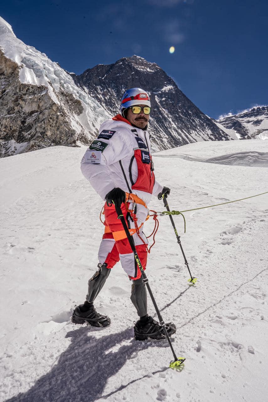 De neînvins: Un fost militar, cu ambele picioare amputate, a cucerit Everestul. Ascensiunea sa, un record mondial.