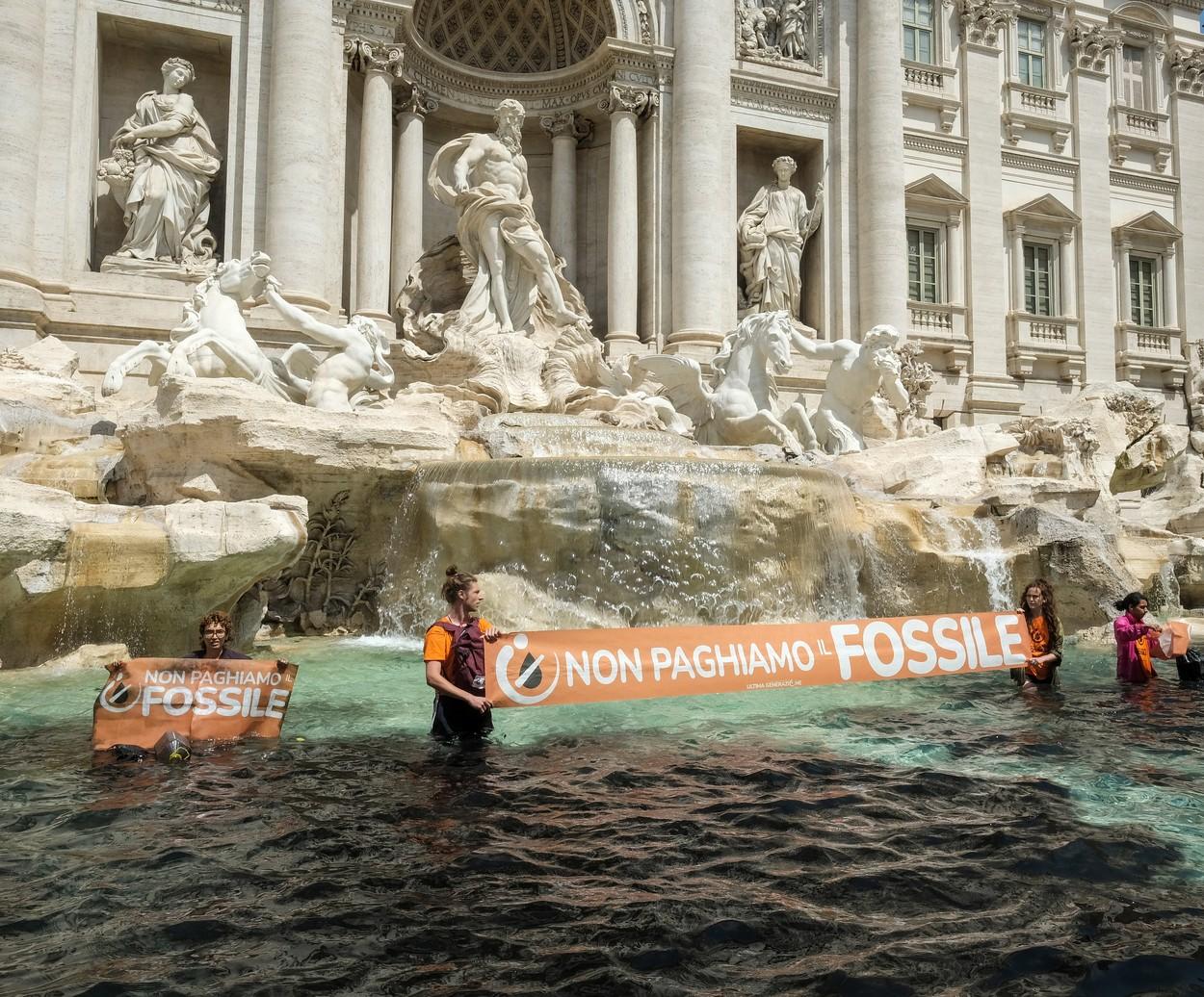 Apa din Fontana di Trevi din Roma, înnegrită cu cărbune de activiştii de mediu