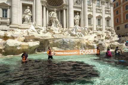 Primarul Romei a condamnat "protestul absurd", după ce activiştii "au înnegrit" Fontana di Trevi: 300.000 de litri de apă vor fi irosiți pentru a curăța fântâna