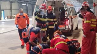 Accident grav de muncă la Petreşti. Bărbat salvat din ghearele morţii, după ce a fost prins într-o presă hidraulică, la o fabrică