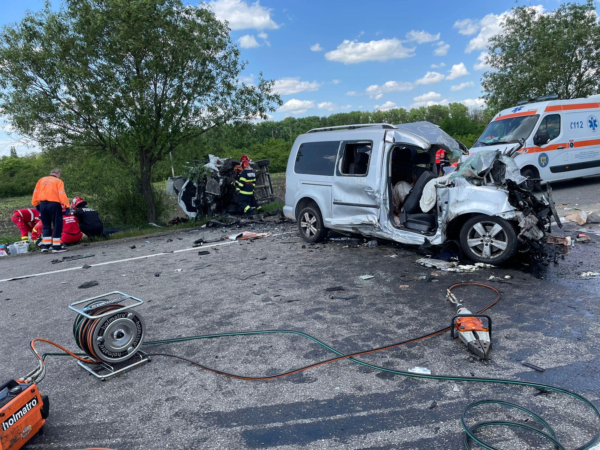 Trei oameni, printre care un copil, şi-au pierdut viaţa într-un accident accident teribil cu două mașini și un TIR. Planul roşu, activat în Neamţ