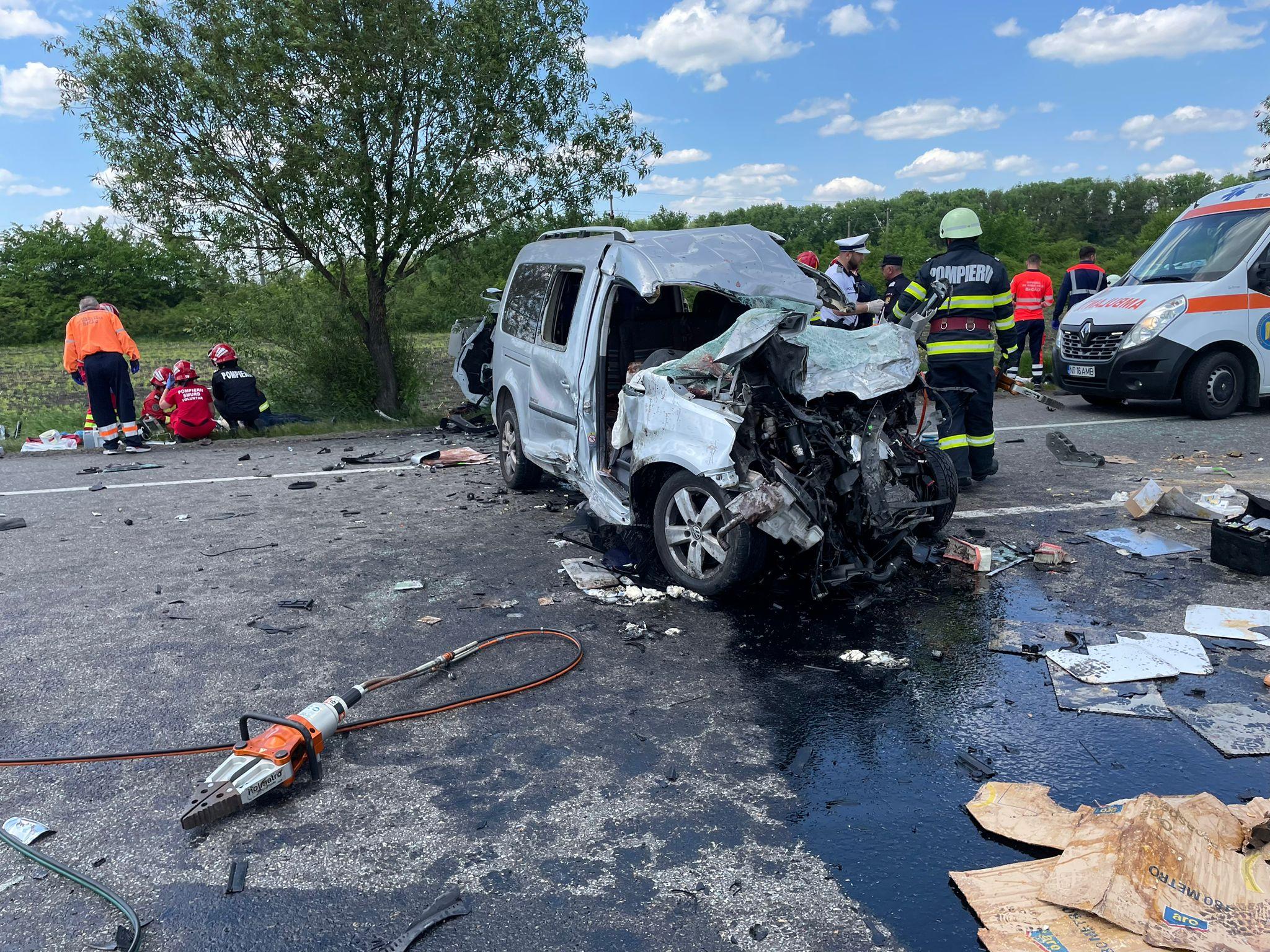 Trei oameni, printre care un copil, şi-au pierdut viaţa într-un accident accident teribil cu două mașini și un TIR. Planul roşu, activat în Neamţ