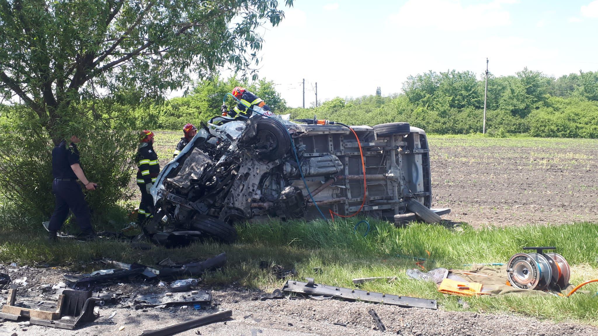 Trei oameni, printre care un copil, şi-au pierdut viaţa într-un accident accident teribil cu două mașini și un TIR. Planul roşu, activat în Neamţ