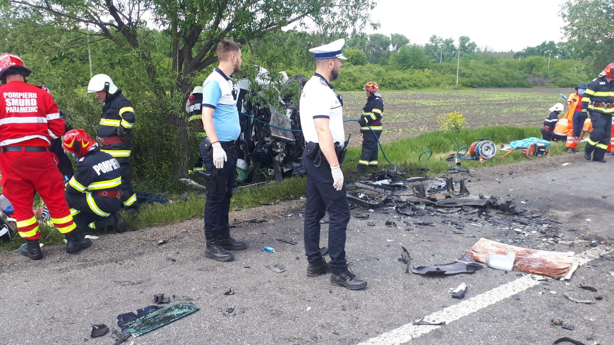 Trei oameni, printre care un copil, şi-au pierdut viaţa într-un accident accident teribil cu două mașini și un TIR. Planul roşu, activat în Neamţ