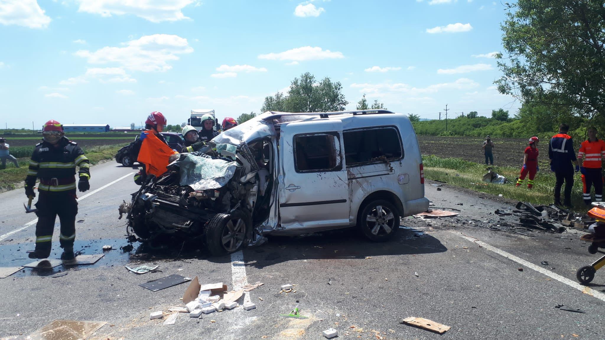 Trei oameni, printre care un copil, şi-au pierdut viaţa într-un accident accident teribil cu două mașini și un TIR. Planul roşu, activat în Neamţ