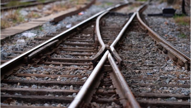 Bărbat din Neamț, lovit de un tren care transporta calcar. Era beat și mergea pe calea ferată, când a fost acroșat de locomotivă