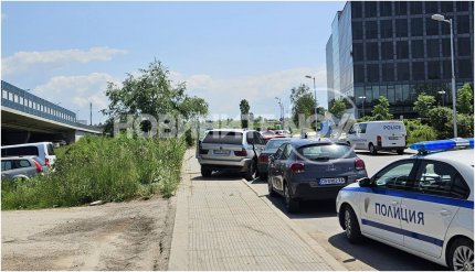 SUV cu numere româneşti, prăpăd în Sofia. Urmărit de poliție, şoferul a lovit 4 maşini şi s-a izbit de o clădire a aeroportului. Ascundea 5 migranţi în portbagaj