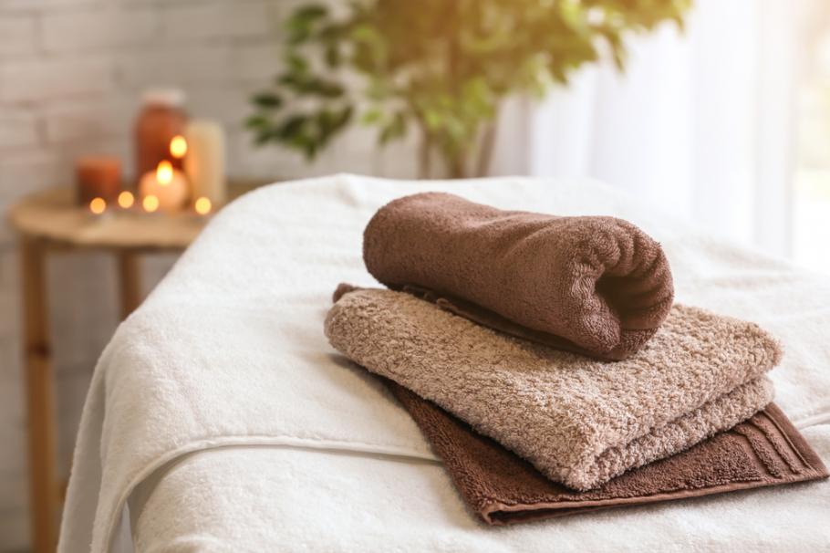 Angajată a unui salon de masaj erotic din Arad, bătută de un client beat. Bărbatul a spart şi o oglindă înainte să plece Angajată a unui salon de masaj erotic din Arad, bătută de un client beat. Bărbatul a spart şi o oglindă înainte să plece