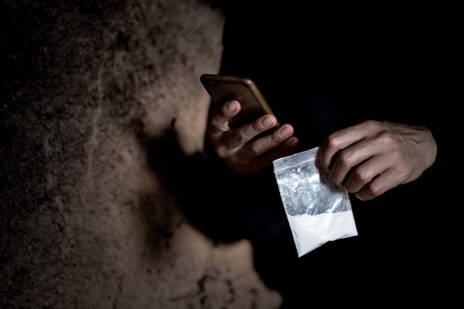 Grup online în care se vindeau droguri, cu peste 4.000 de membri, descoperit de DIICOT. Printre clienţi erau şi minori Grup online în care se vindeau droguri, cu peste 4.000 de membri, descoperit de DIICOT. Printre clienţi erau şi minori