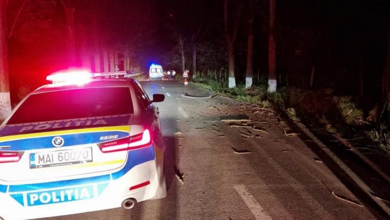 Viaţă curmată la doar 21 ani, pe un drum din Tulcea. Un tânăr a murit pe loc, în mașina zdrobită de un copac