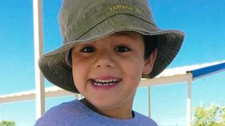 Un băieţel de cinci ani, cu nevoi speciale, a murit sufocat după ce a mâncat o nectarină la şcoală. Poveste cusută cu aţă albă, în Australia