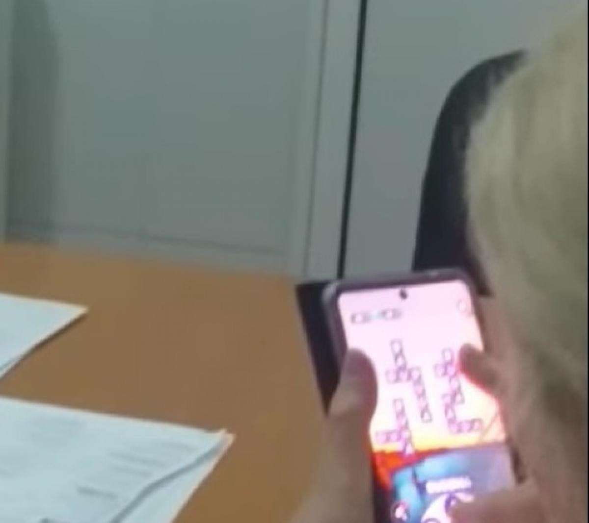 "Vrei să te trimit acu la alt spital? Dacă eşti obraznic, te trimit şi-n altă parte". Reacţia unui medic după ce un pacient a filmat-o jucându-se pe telefon, în gardă "Vrei să te trimit acu la alt spital? Dacă eşti obraznic, te trimit şi-n altă parte". Reacţia unui medic după ce un pacient a filmat-o jucându-se pe telefon, în gardă