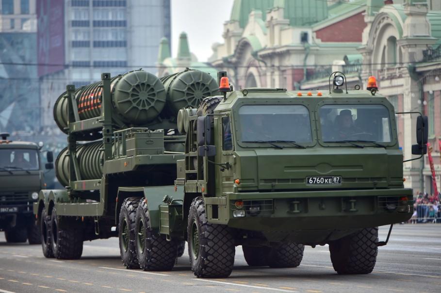 S-400, temutele rachete ale Rusiei. Sunt concepute pentru a doborî avioane supersonice şi rachete balistice, dar ruşii le-ar folosi în alte misiuni în Ucraina S-400, temutele rachete ale Rusiei. Sunt concepute pentru a doborî avioane supersonice şi rachete balistice, dar ruşii le-ar folosi în alte misiuni în Ucraina