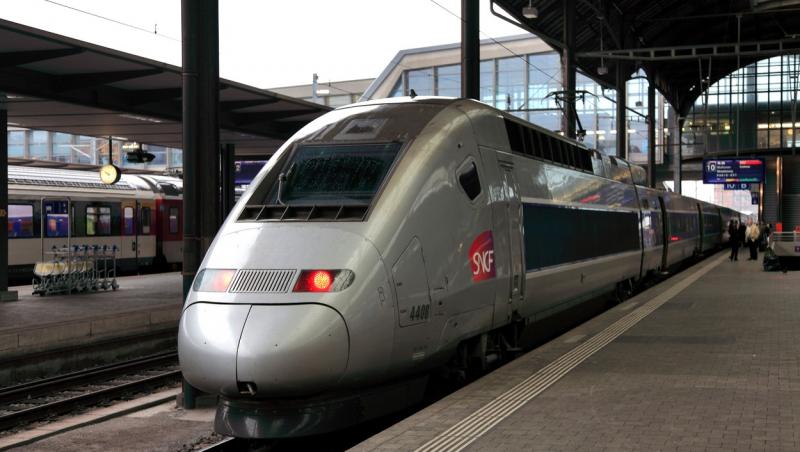 Incident bizar în Elveţia. Un român, îmbrăcat în femeie, a înjunghiat doi oameni în gara din Basel. Suspectul, prins la graniţă
