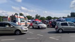 Accident de Final Destination în Bucureşti. Un bărbat a ajuns la spital după ce două maşini s-au ciocnit lângă el: de la şoc, omul s-a înecat cu mâncare