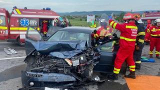 Accident teribil în Mureş. Şase persoane rănite, dintre care două sunt în stare gravă după ce două maşini s-au ciocnit frontal