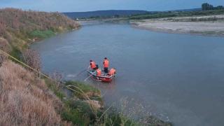 Sfârşit tragic pentru un bărbat de 41 de ani, înecat în Bistriţa. Un altul de 51 de ani a fost scos de scafandri din apă, după ce a sărit să salveze victima