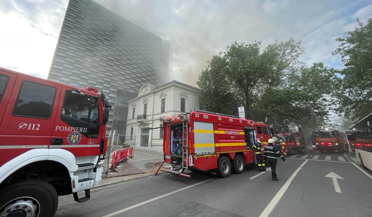 Incendiu puternic pe Calea Dorobanţi, în Capitală. Traficul este blocat