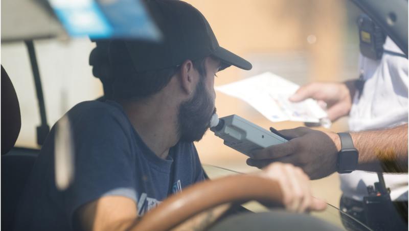 Brașovean de 43 de ani, prins beat și fără carnet, la volanul unei mașini care avea numere false de înmatriculare