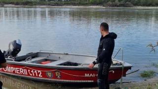 Descoperire macabră într-un lac din Neamţ. Trupul unei femei, dată dispărută din decembrie, găsit în stare avansată de descompunere