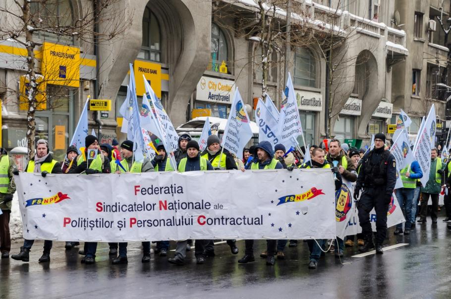 Nou protest al poliţiştilor din penitenciare. Marţi vor fi în grevă japoneză iar miercuri penitenciarele se vor bloca: „Ne omorâţi prin înfometare, ca pensionari” Nou protest al poliţiştilor din penitenciare. Marţi vor fi în grevă japoneză iar miercuri penitenciarele se vor bloca: „Ne omorâţi prin înfometare, ca pensionari”