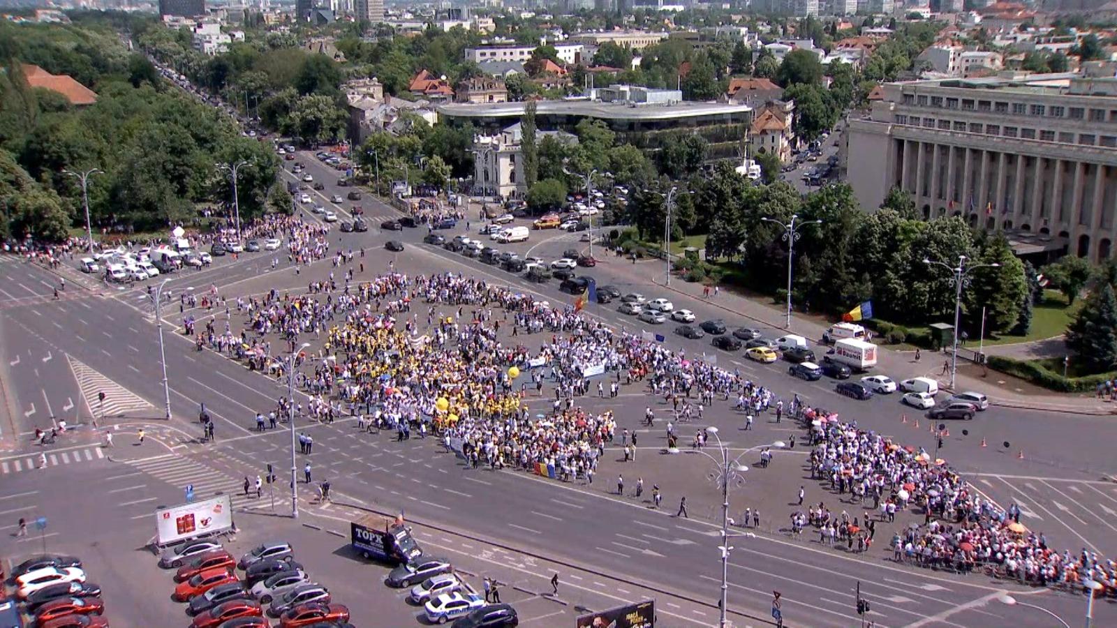 Începe cel mai mare protest din învăţământ. Peste 20.000 de dascăli, aşteptaţi în Piaţa Victoriei. Traseul manifestării