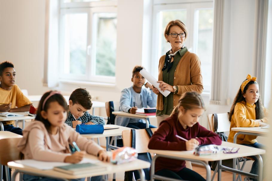 La cât ajunge salariul unui profesor angajat la privat. Sute de posturi din acest sector sunt libere în marile orașe ale țării La cât ajunge salariul unui profesor angajat la privat. Sute de posturi din acest sector sunt libere în marile orașe ale țării