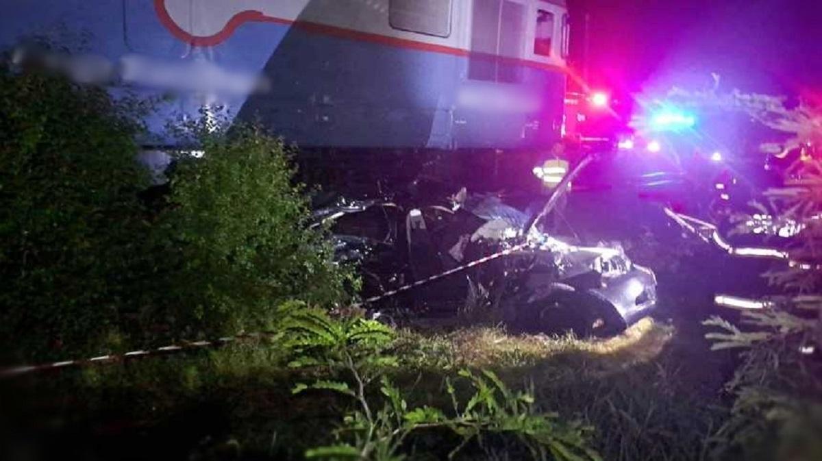 Destin spulberat pe calea ferată în Teleorman. O copilă de 15 ani a murit în mașina făcută morman de fiare, lovită de tren. Alți 4 tineri, răniți