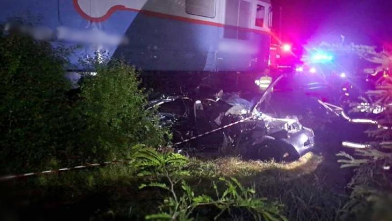 Destin spulberat pe calea ferată în Teleorman. O adolescentă de 16 ani a murit în mașina făcută morman de fiare, lovită de tren. Alți 4 tineri, răniți