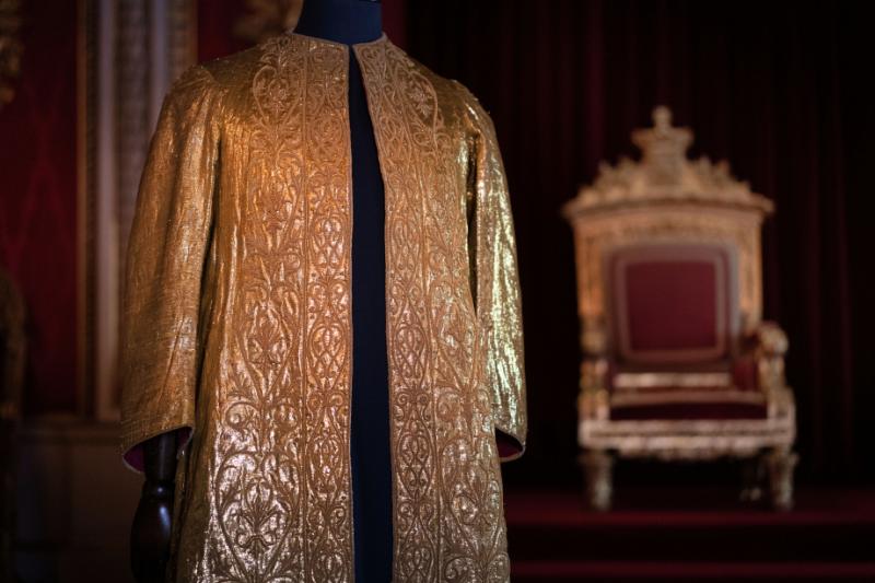 Regele Charles va îmbrăca la încoronare robele purtate de bunicul său. Cum arată veşmintele istorice. FOTO