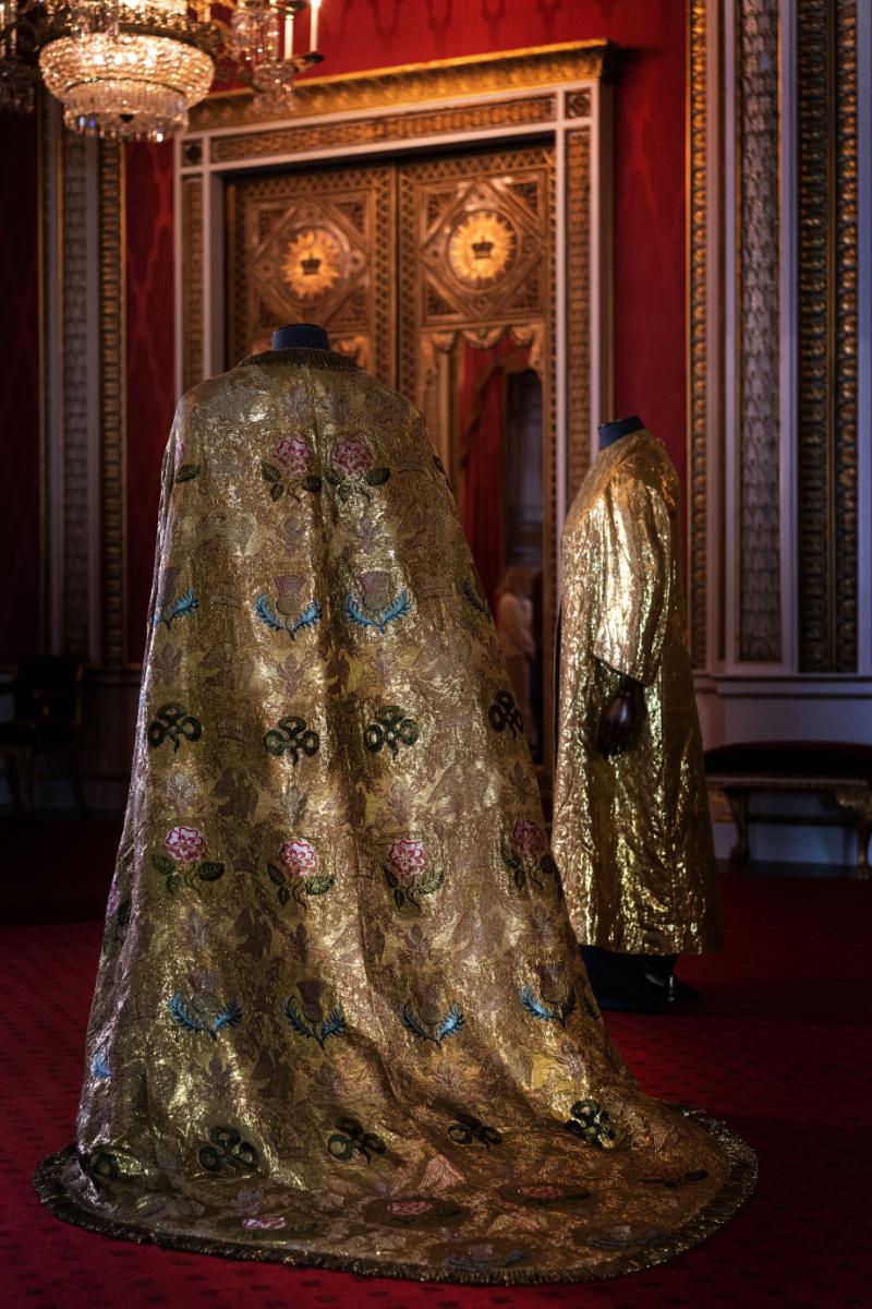Regele Charles va îmbrăca la încoronare robele purtate de bunicul său. Cum arată veşmintele istorice. FOTO