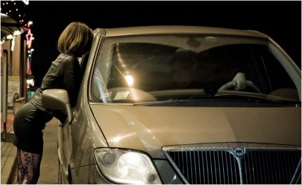 S-a ales cu 70.000 de euro de pe urma lor, după ce le-a obligat să se prostitueze