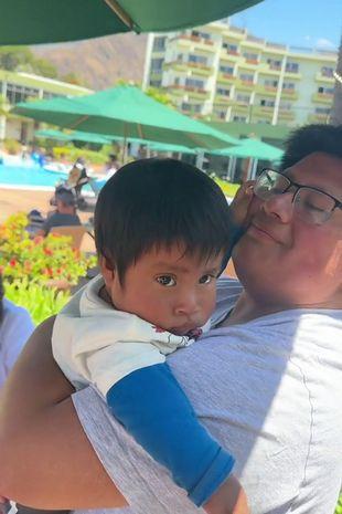 Tânăr reunit cu mama biologică după 16 ani. Aventura, documentată de familia adoptivă: "S-au îmbrățișat 5 minute, plângeau şi se uitau în ochii celuilalt"