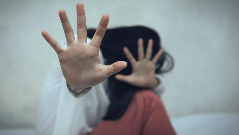 A racolat două copile date în plasament și le-a convins să meargă la el acasă. Tânărul din Târgovişte a întreținut apoi relaţii sexuale cu una dintre fete