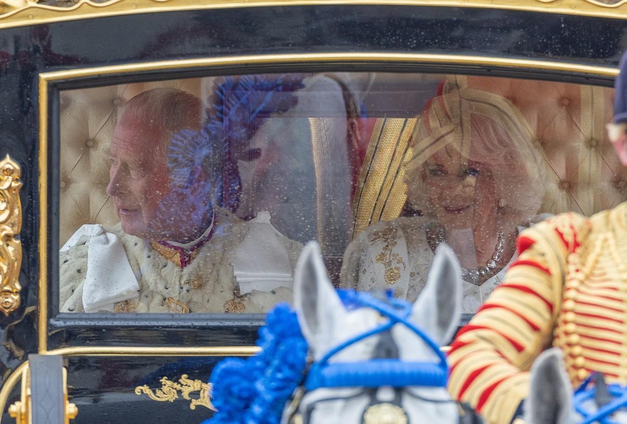 Regele Charles al III-lea, încoronat azi la Londra. Ceremonia istorică a început