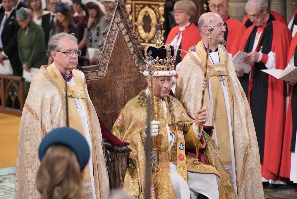 Charles al III-lea, încoronat oficial Rege al Marii Britanii. "God save the King" răsună în Westminster Abbey. Este singura dată când va purta coroana Sfântului Eduard