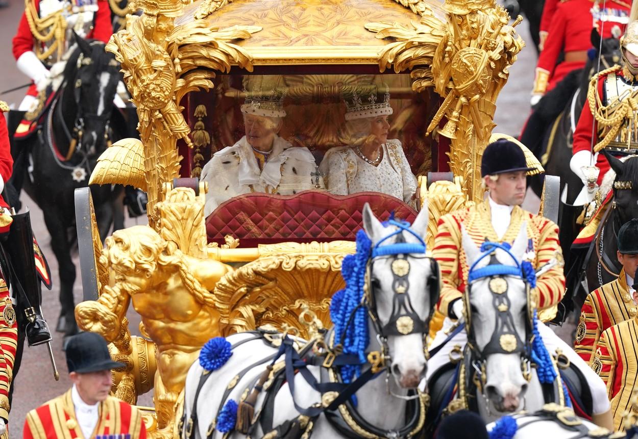 Regele Charles al III-lea şi regina Camilla au părăsit Westminster Abbey în trăsura "Gold State Coach"