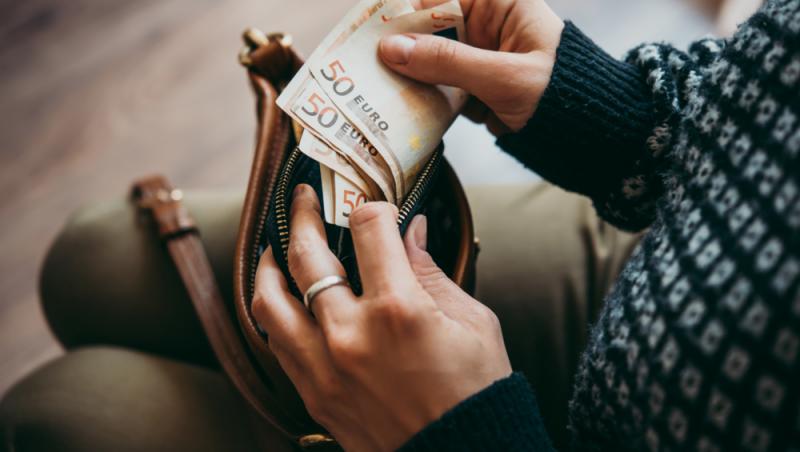 Două românce au furat 3.000 de euro şi bijuteriile a doi bărbaţi din Roma. Tinerele le-au promis „schimburi de tandreţe”