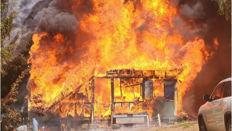 Copil de 7 ani, arestat în Virginia de Vest. A dat foc intenționat casei, în timp ce părinții dormeau înăuntru. Din fericire, au reușit să scape cu viață