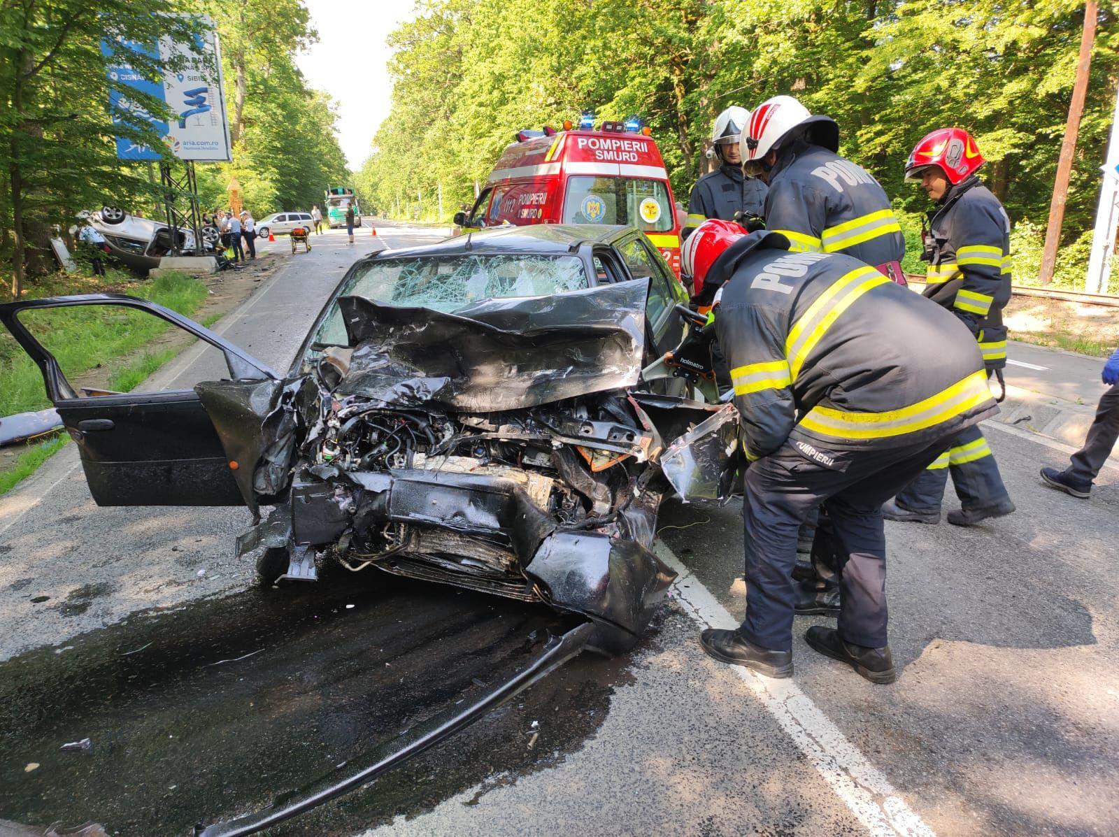 Trei bărbaţi morţi după ce două maşini s-au izbit cu viteză, pe un drum din Sibiu. Băiat de 15 ani, salvat după ce a intrat în stop cardiac