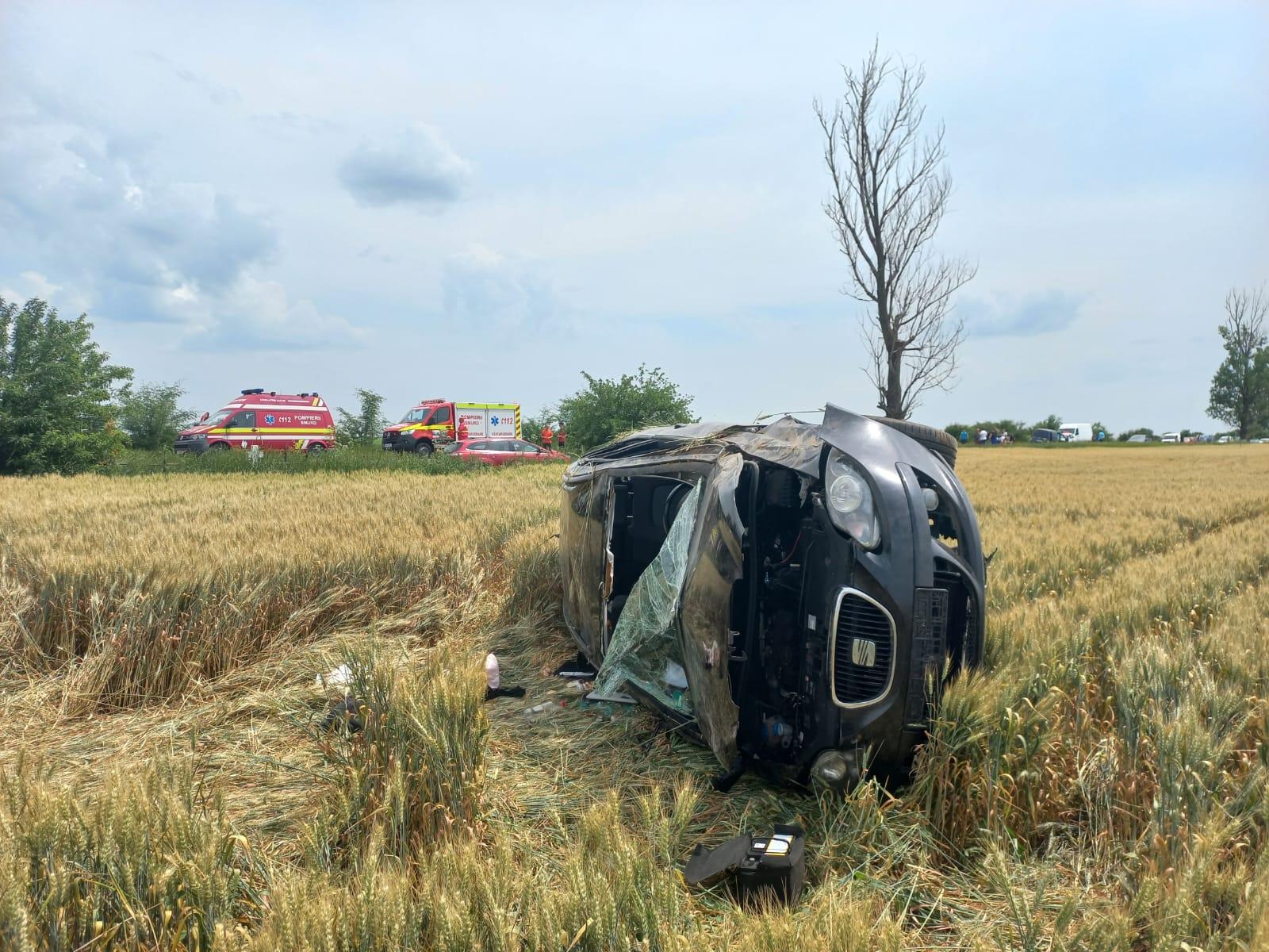 O femeie şi-a pierdut mâna iar o fată de 12 ani este inconştientă, după ce 3 maşini s-au ciocnit puternic, în Prahova. Alte 3 persoane, rănite grav