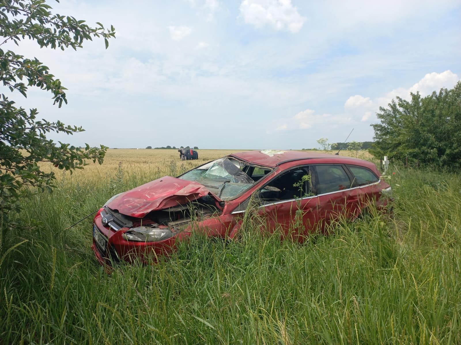 O femeie şi-a pierdut mâna iar o fată de 12 ani este inconştientă, după ce 3 maşini s-au ciocnit puternic, în Prahova. Alte 3 persoane, rănite grav