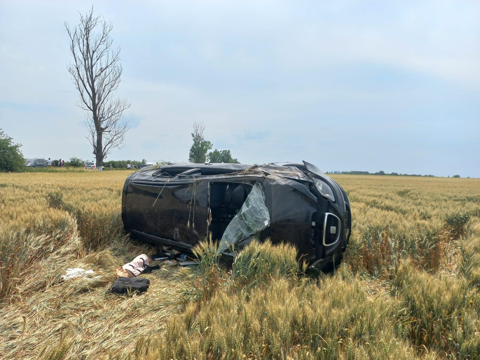 O femeie şi-a pierdut mâna iar o fată de 12 ani este inconştientă, după ce 3 maşini s-au ciocnit puternic, în Prahova. Alte 3 persoane, rănite grav