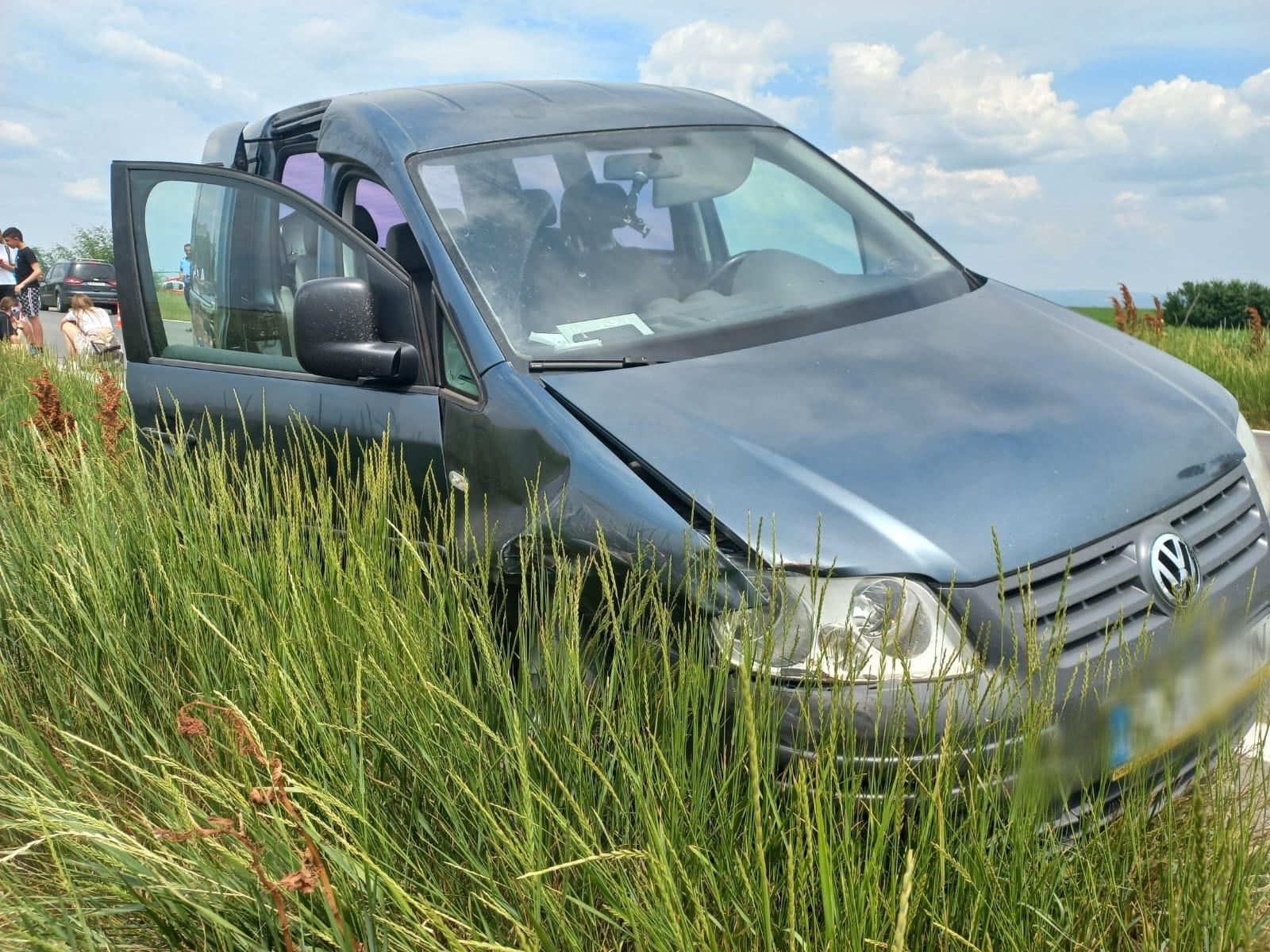 O femeie şi-a pierdut mâna iar o fată de 12 ani este inconştientă, după ce 3 maşini s-au ciocnit puternic, în Prahova. Alte 3 persoane, rănite grav