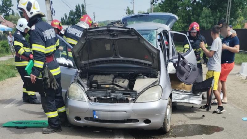 Accident mortal pe DJ 240, în Negrilești. O mamă a murit sub ochii fetei de 14 ani, după ce a izbit un stâlp pe contrasens. Copila, luată cu elicopterul