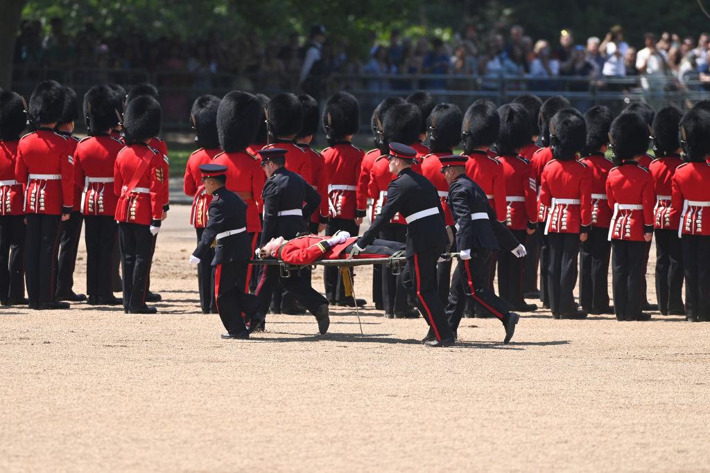 Un soldat din Garda Regală, a leşinat de căldură, în timpul repetiţiei pentru parada zilei regelui Charles. S-a prăbuşit cu instrumentul în mână