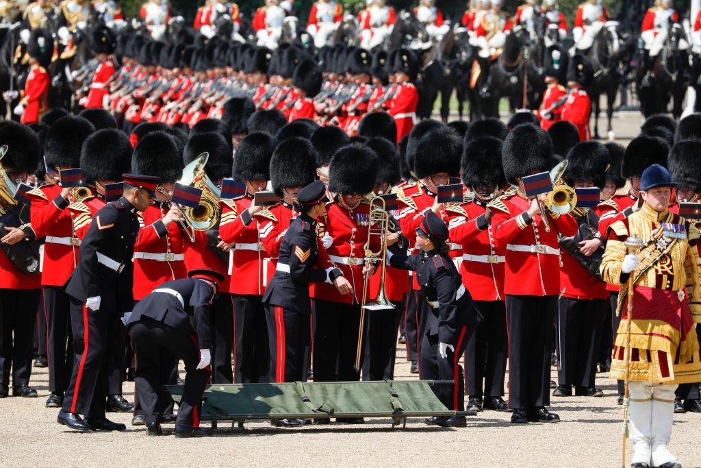 Un soldat din Garda Regală, a leşinat de căldură, în timpul repetiţiei pentru parada zilei regelui Charles. S-a prăbuşit cu instrumentul în mână