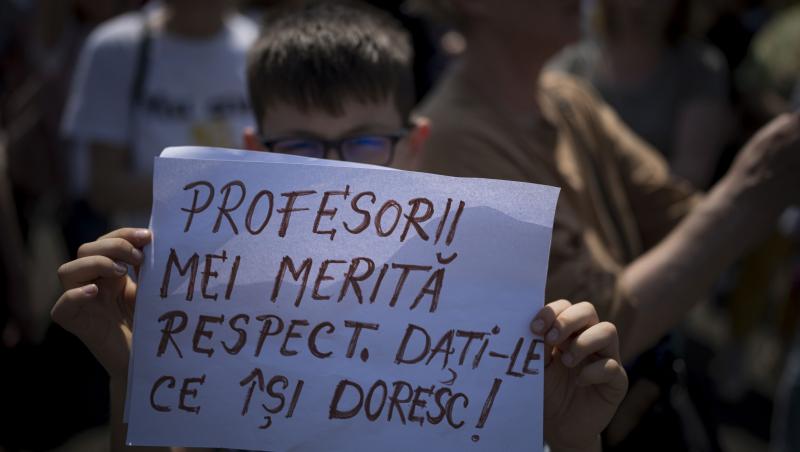Greva profesorilor continuă. Sindicaliştii au respins oferta Guvernului privind majorarea salarială de 45% şi bonusul anual de 1.500 de lei